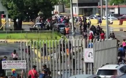 VIDEO: Migrantes hacen "portazo" y entran a la fuerza a EU por puente de Matamoros, Tamaulipas