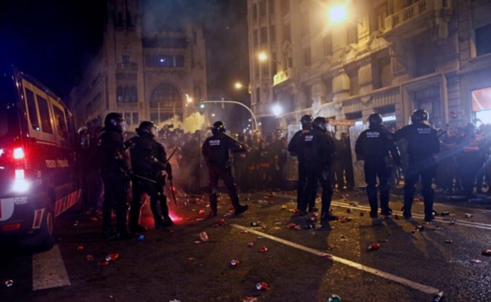 Manifestantes arrojan pelotas a policía tras intento de represión en Barcelona  