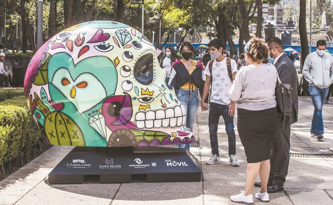 En un recorrido de EL UNIVERSAL se observó que las personas paseaban por los Mexicráneos, e incluso se quitaban el cubrebocas para la foto. Según encargados, las figuras se iban a quitar ayer por la noche. Foto: GERMÁN ESPINOSA. EL UNIVERSAL