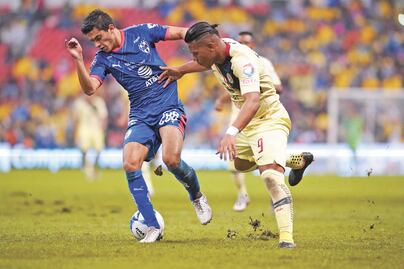 Un "Inge pirata" puso el nuevo césped del Estadio Azteca