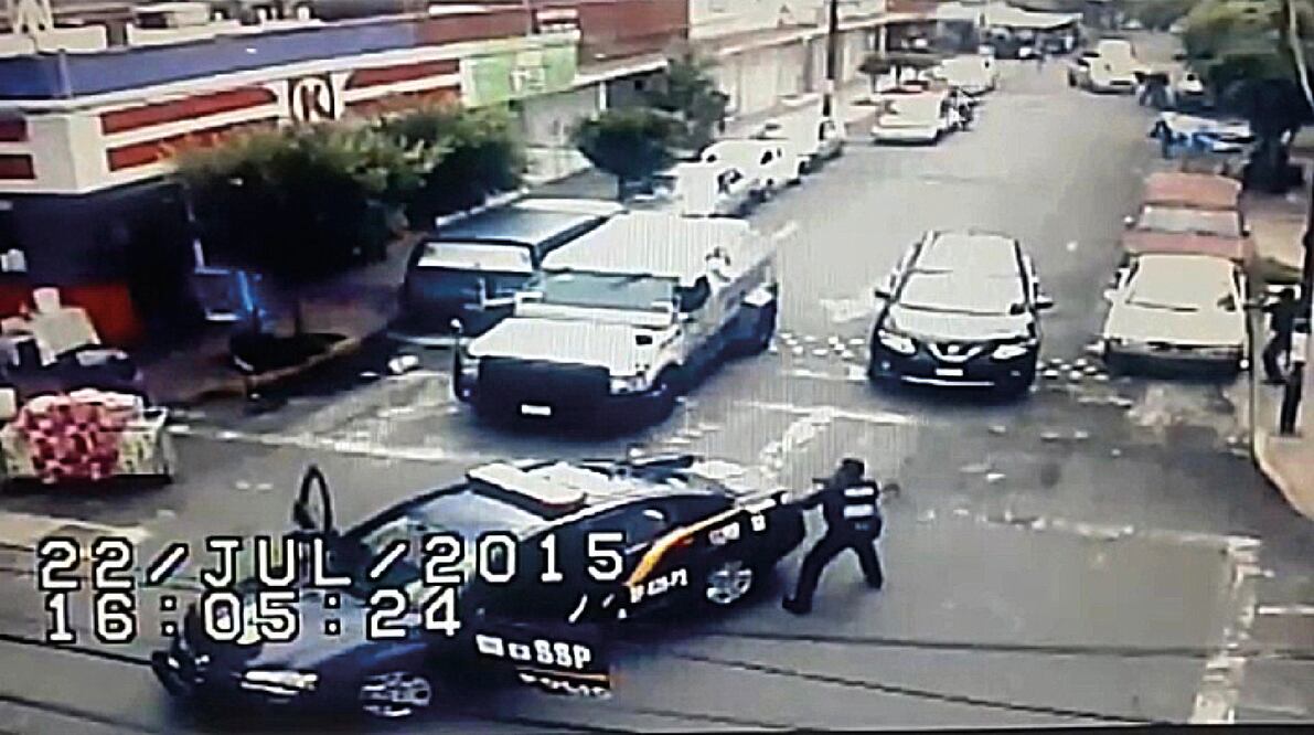 En la secuencia se aprecia cómo los agentes de la SSPDF fueron recibidos a balazos y repelieron la agresión (TOMADA DE VIDEO)