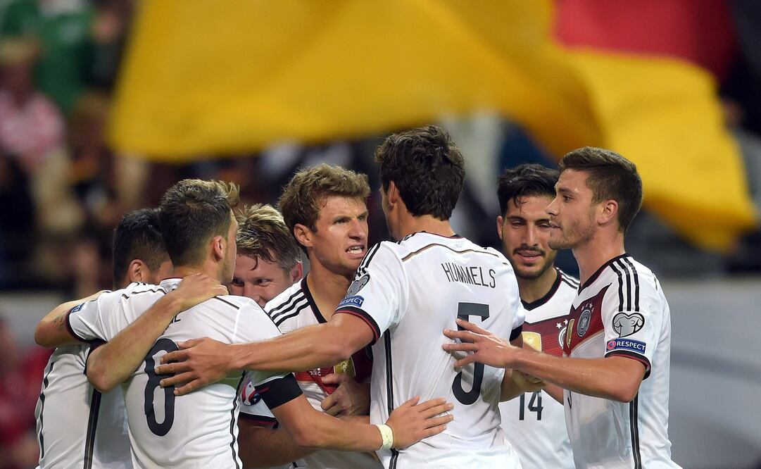 Los jugadores alemanes celebran uno de sus goles. EFE