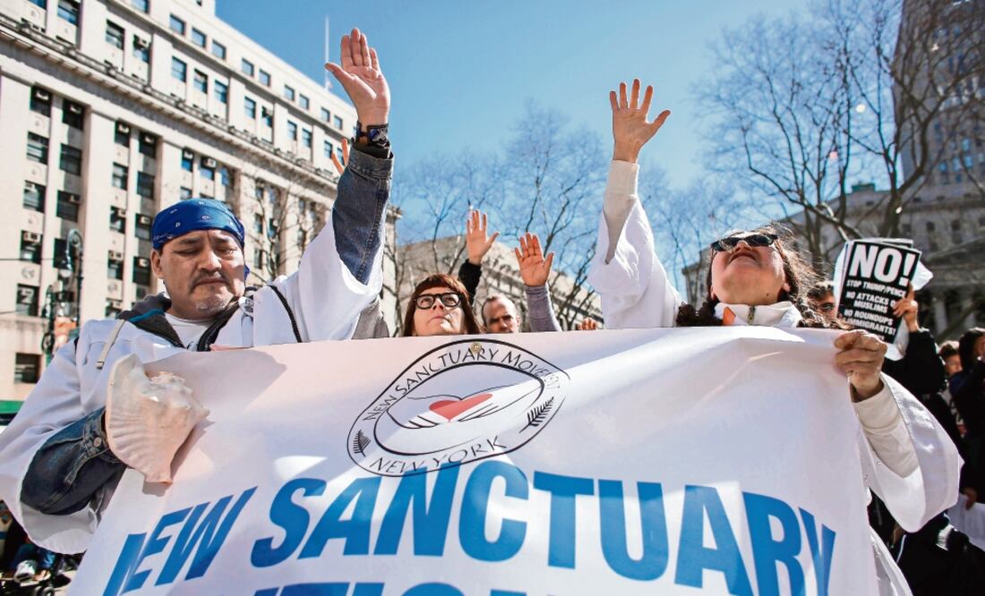 Manifestantes se reunieron ayer ante la corte migratoria en Nueva York, en solidaridad con los afectados por las políticas de Donald Trump (KENA BETANCUR. AFP)