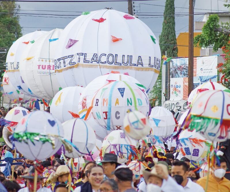Tener la habilidad de dar vida a parte de las tradiciones de Oaxaca es un orgullo para Juan Alejandro, y tras haber pausado sus actividades dos años por la pandemia, ahora sus creaciones vuelven a las calles. Foto: Edwin Hernández/EL UNIVERSAL