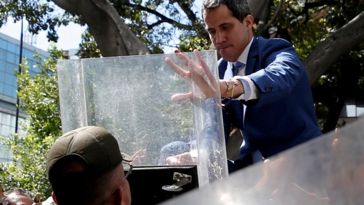 Juan Guaidó intentó este domingo ingresar al edificio de la Asamblea Nacional de Venezuela, pero no pudo (Foto: Reuters)