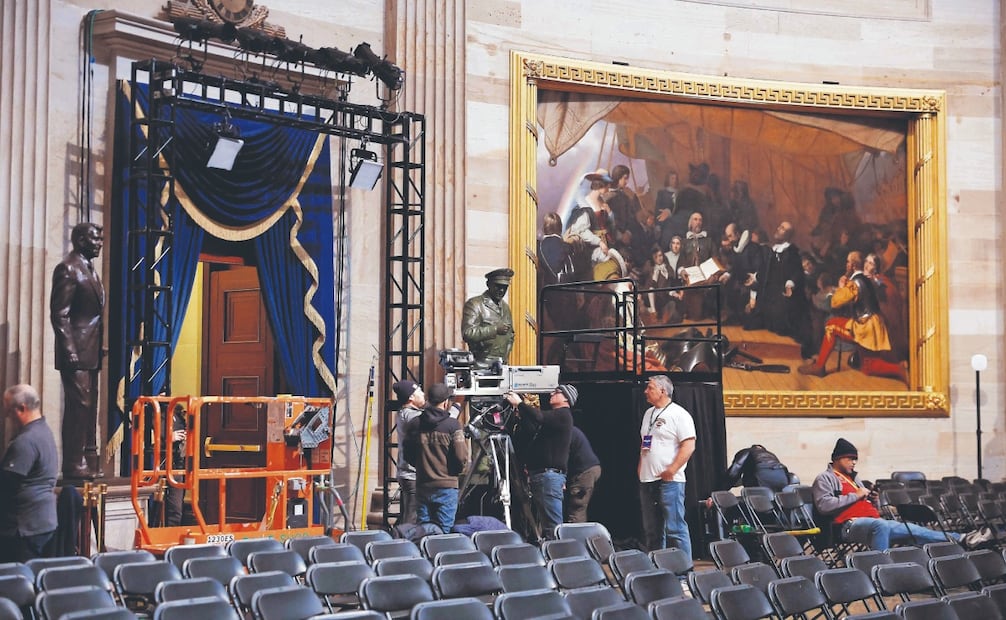 Los trabajadores preparan la rotonda del Capitolio de Estados Unidos para la toma de posesión del segundo mandato del presidente electo Donald Trump, en Washington. Foto: de KEVIN DIETSCH. AFP