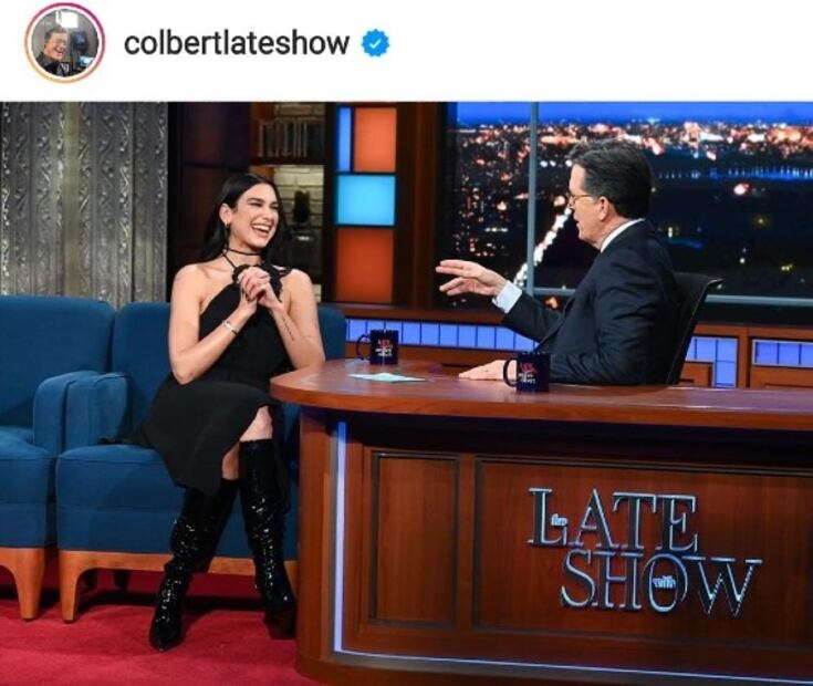 Dua Lipa luce increíble con minivestido negro y botas altas de charol