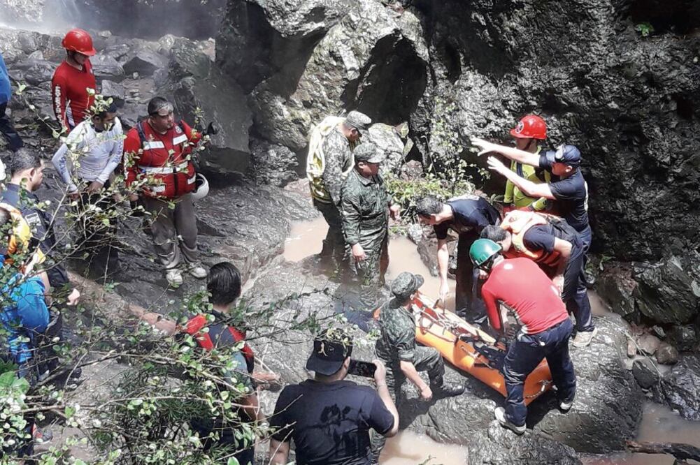 El grupo subió por un camino angosto para ver las cascadas, pero la lluvia provocó deslaves y la crecida de los arroyos, lo que les dificultó el descenso. (CORTESÍA LÍNEA DIRECTA)