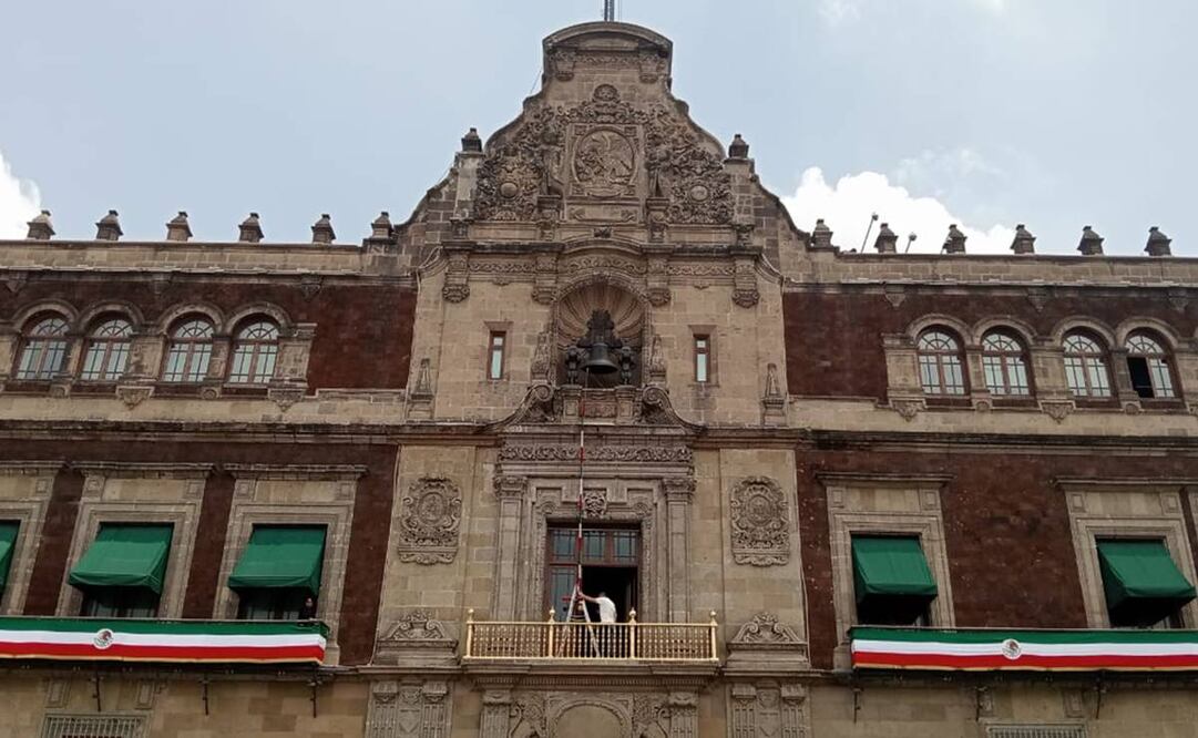 Esta tarde, trabajadores alistan el mecanismo de la Campana de Dolores en Palacio Nacional para que la noche del 15 de septiembre, el presidente López Obrador ofrezca su último Grito de Independencia. Foto: Pedro Villa y Caña