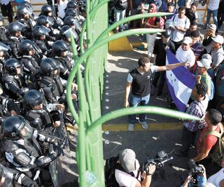 Frena GN avance de caravana migrante