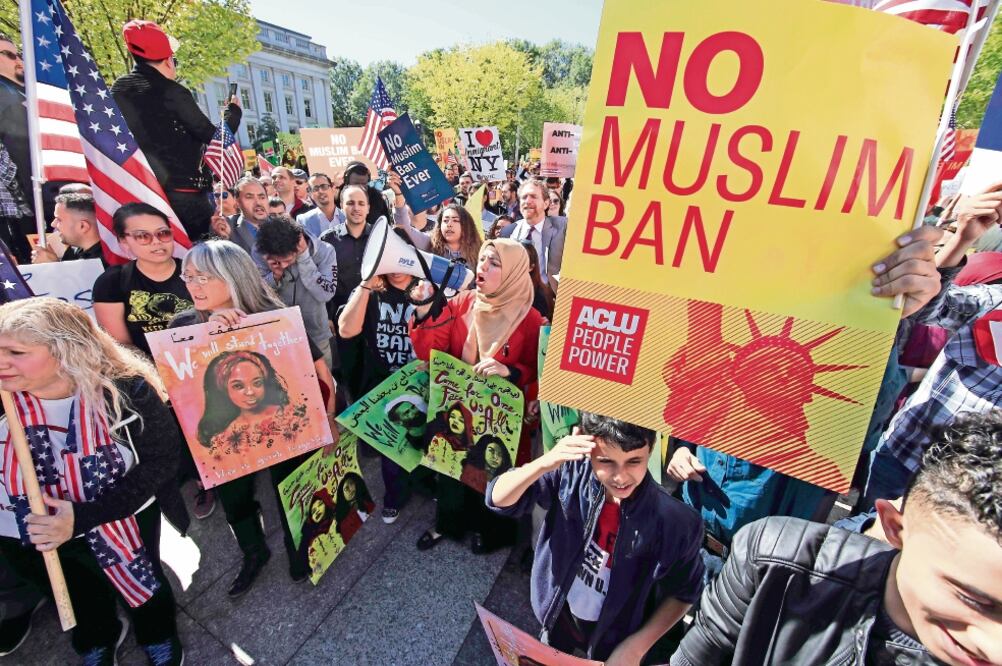Un grupo de ciudadanos se manifiesta contra la política migratoria antimusulmana del gobierno de Donald Trump (AP)
