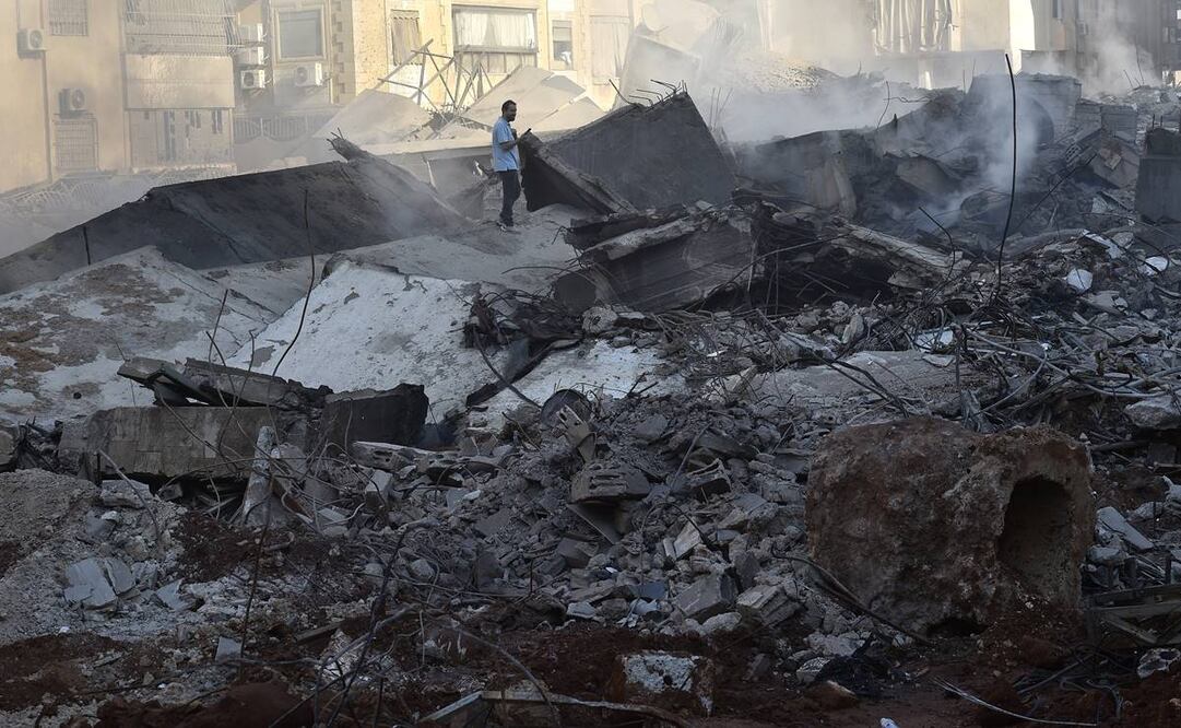 Un hombre inspecciona edificios destruidos en el barrio Haret Hreik de los suburbios del sur de Beirut, después de los ataques militares israelíes en Beirut, Líbano. Foto: EFE