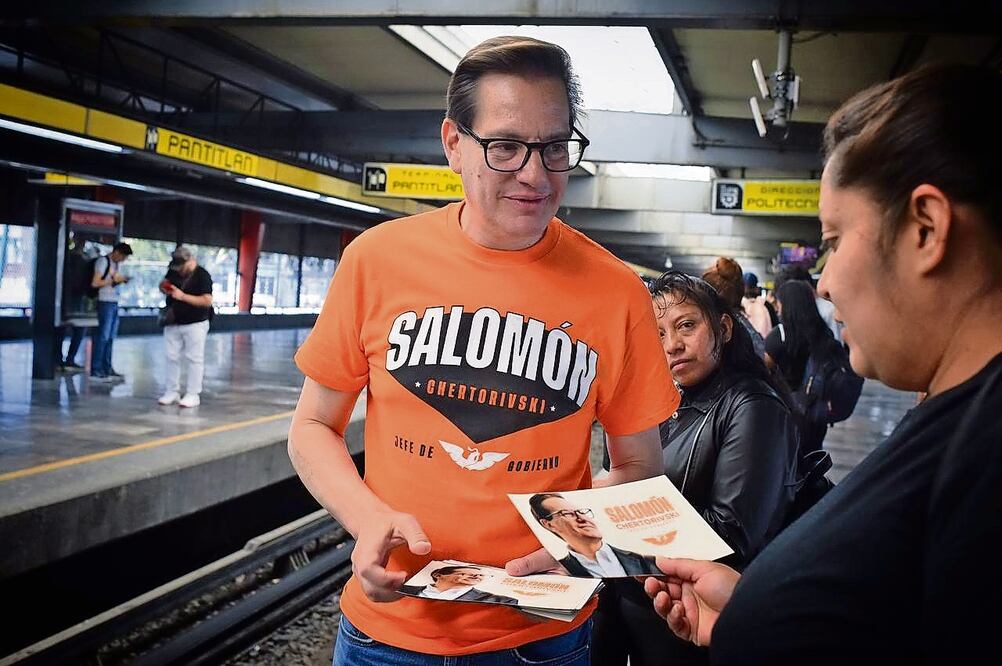 Entre sus actividades de este viernes, Salomón Chertorivski recorrió la Línea 5 del Metro, desde la
estación Pantitlán hasta La Raza Foto: Especial