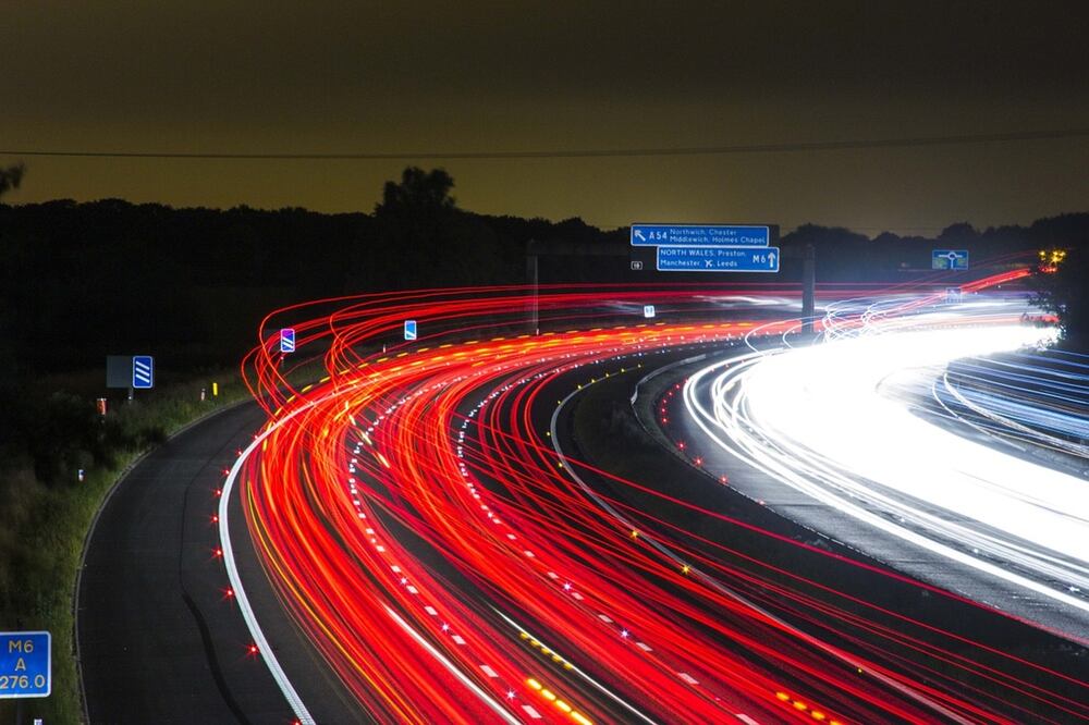 Las señalizaciones y luces hacen tus viajes en carretera más seguros  /  Foto: Pixabay