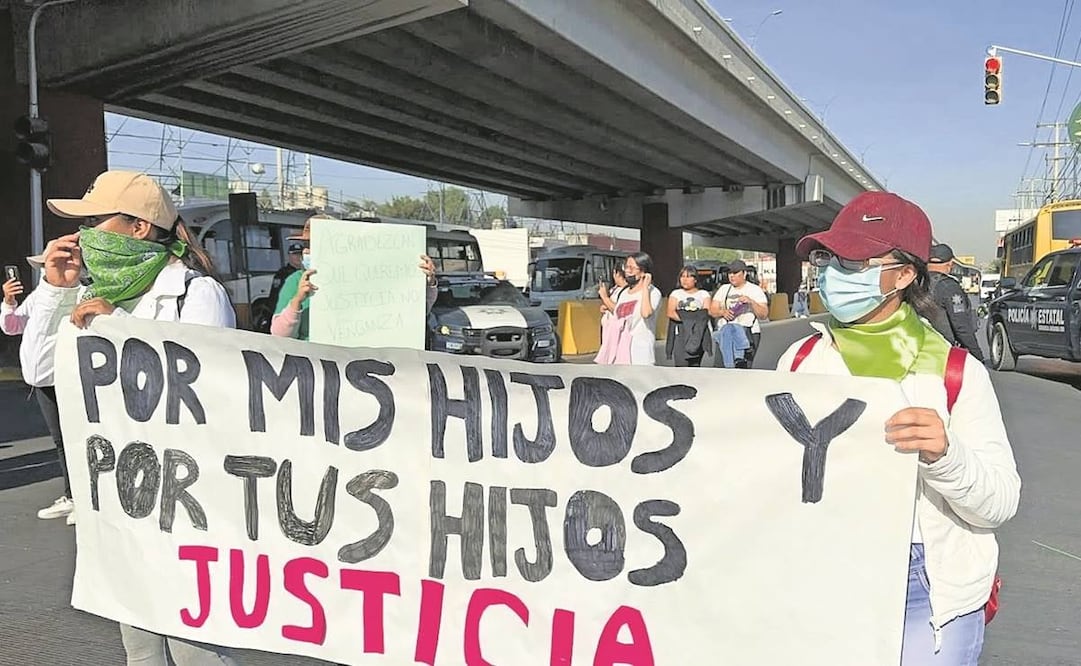 Padres de familia protestaron ayer por el abuso contra sus hijos y bloquearon la vía José López Portillo a la altura del Eje 8. Foto: Especial