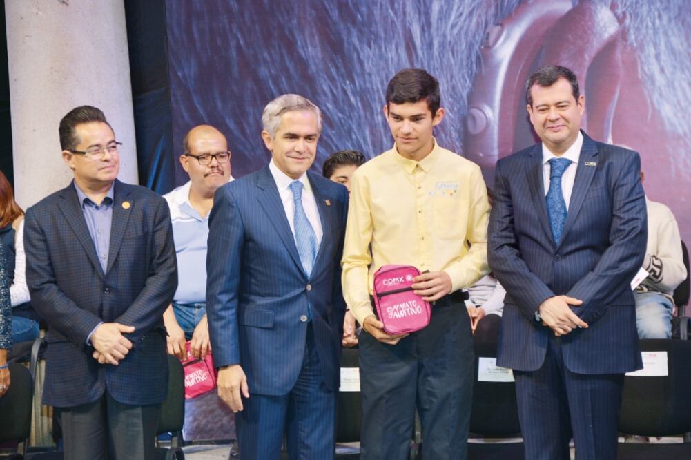 Leonel Luna, presidente de la Comisión de Gobierno de la Asamblea; Miguel Ángel Mancera, jefe de Gobierno capitalino, y José Ramón Amieva, titular de la Secretaría de Desarrollo Social, ayer en la entrega de aparatos auditivos (CDMX)