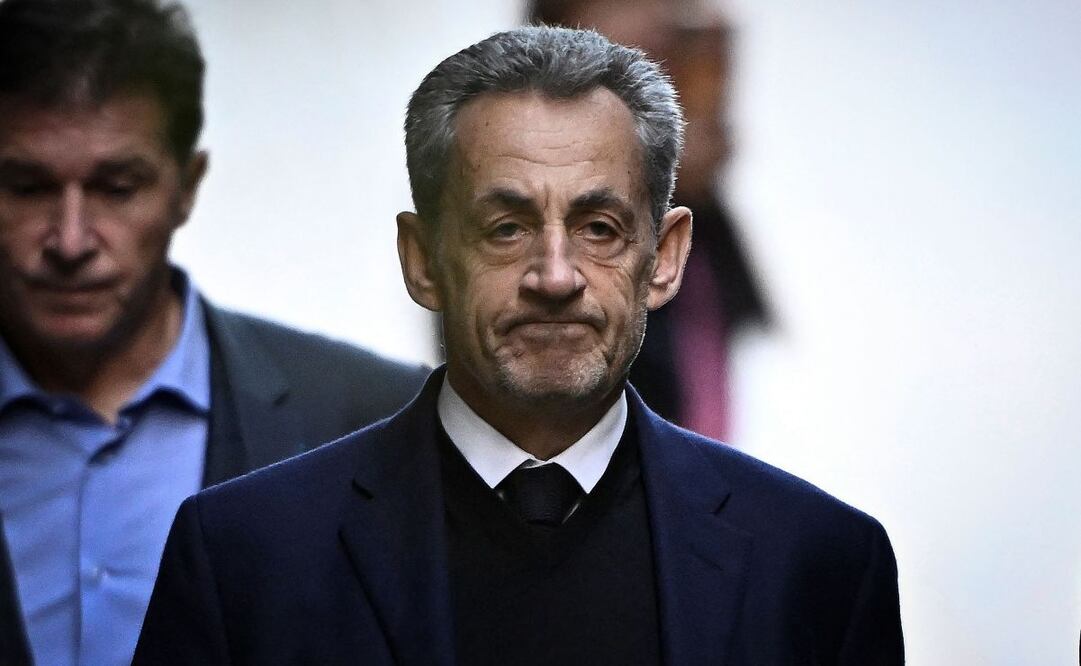 El expresidente francés Nicolas Sarkozy sale de su residencia para presentarse en la prisión de La Santé para cumplir una condena de cinco años de prisión tras ser declarado culpable de conspiración criminal por un plan para que el difunto dictador libio Muamar el Gadafi financiara su campaña electoral de 2007. Foto: AFP