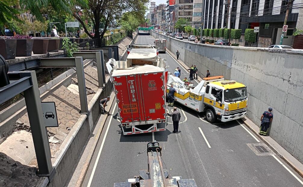 Después de 7 horas de maniobra, equipos de emergencia liberaron la vialidad de Viaducto. Foto: Juan Carlos Williams / EL UNIVERSAL