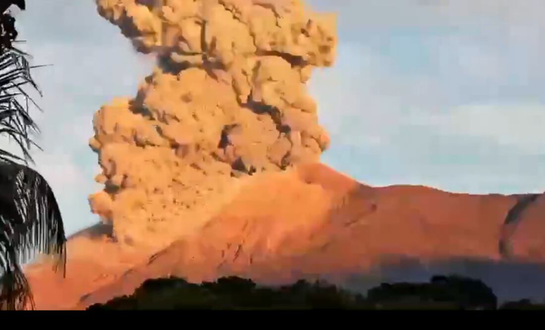 El volcán Kanlaon entra en erupción en Filipinas con una columna de ceniza de 4 kilómetros (07/04/2025). Foto: Captura de pantalla