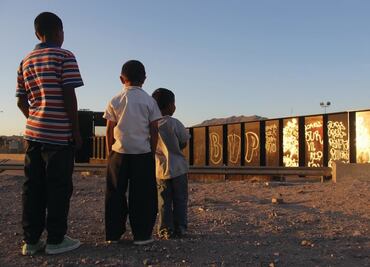 EU: Ordenan liberar a niños de centros migratorios