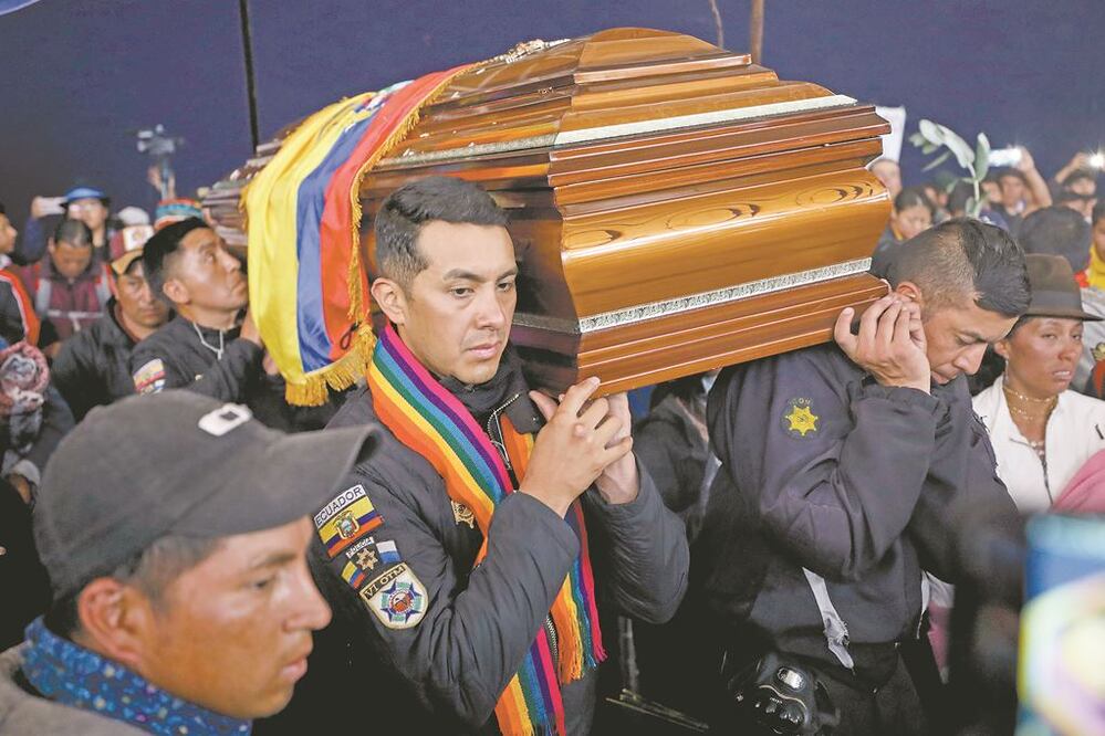 Policías cautivos cargan el ataúd de un indígena muerto en las protestas en Quito. FERNANDO VERGARA. AP