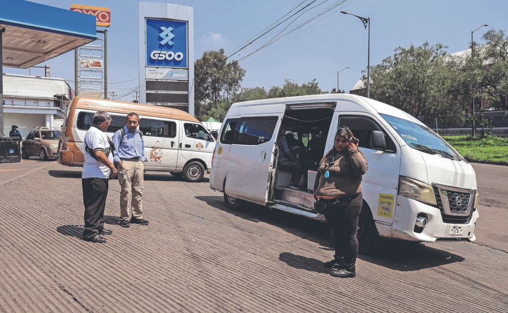 Las inundaciones afectan mucho el sistema del servicio, las camionetas no pueden pasar o se descomponen y perdemos todos, dijo operador. 
Fotos: Gabriel Pano y Hugo Salvador/ EL UNIVERSAL