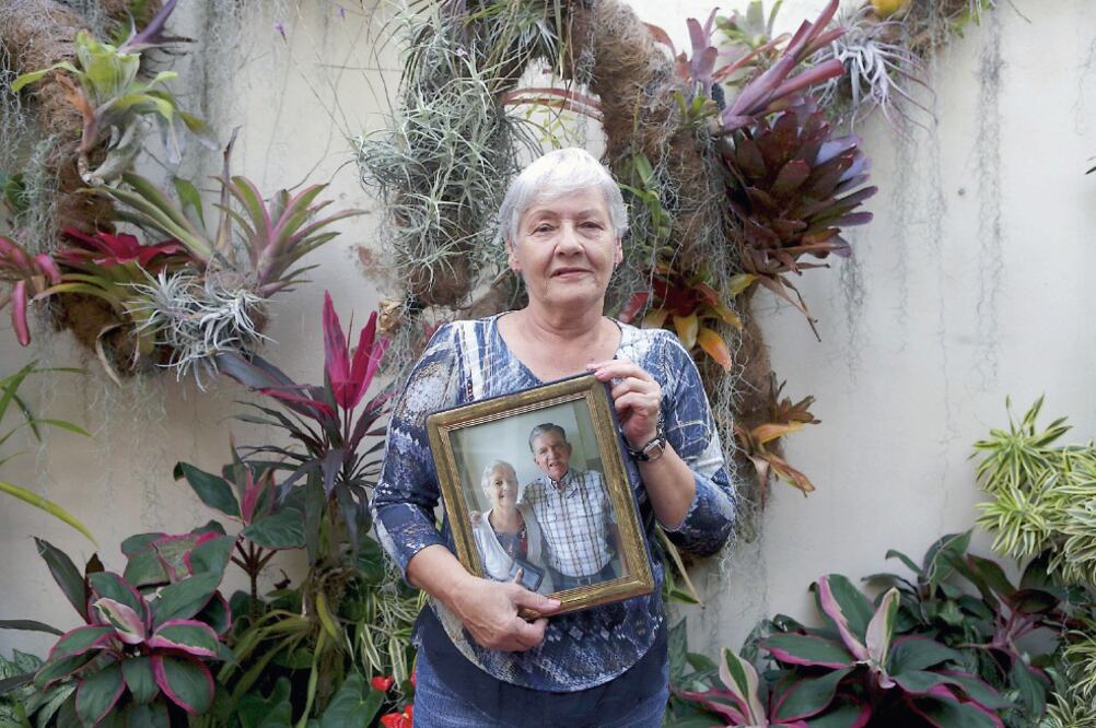 Josefa de González muestra un retrato de ella y de su fallecido esposo Rodolfo, quien se ahorcó en prisión. Un “patriota cooperante” acusó a Rodolfo de ser uno de los cerebros de las protestas contra el presidente Maduro (MARCO BELLO. REUTERS)