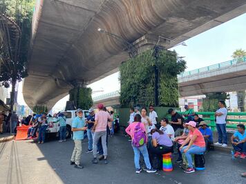 Integrantes de la CNTE se manifiestan afuera de medios de comunicación; exigen que sus demandas sean expuestas a AMLO