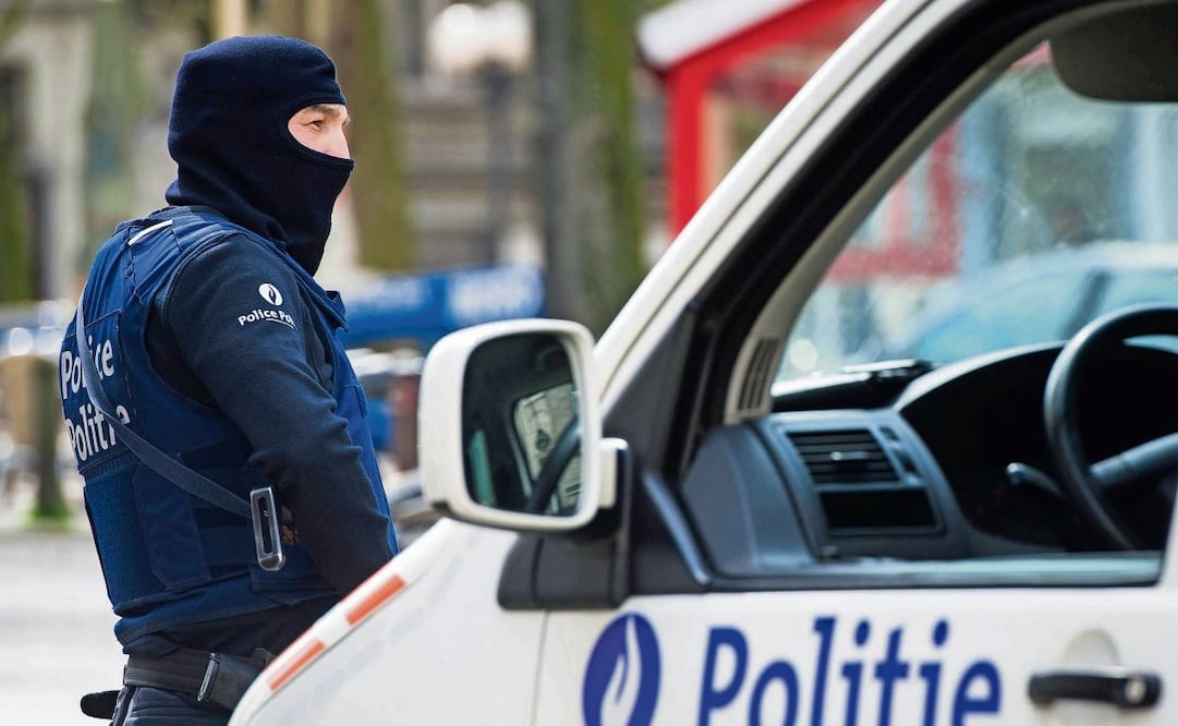 Un policía durante una redada en Etterbeek, Bruselas, Bélgica. Foto: Stephanie Lecocq / EFE