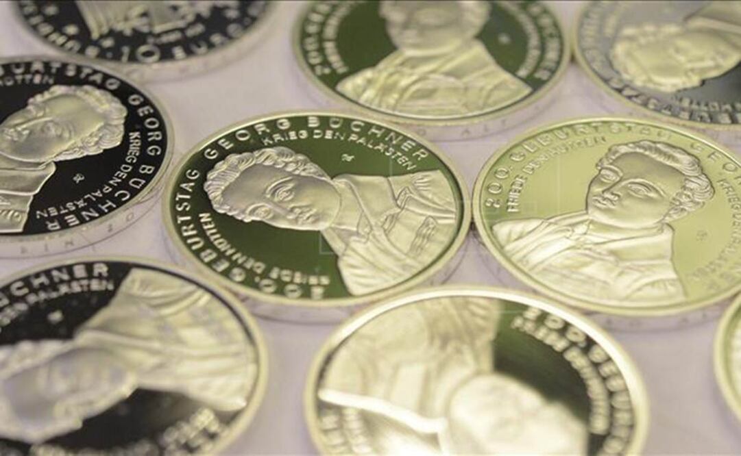 Imagen de varias monedas de plata que llevan el dibujo del escritor Georg Büchner en Stuttgart (Alemania). El premio está dedicado a la memoria del escritor y militante político. FOTO: EFE.