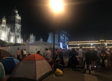 FOTOS. Fans de Rosalía acampan desde el jueves para concierto en el Zócalo