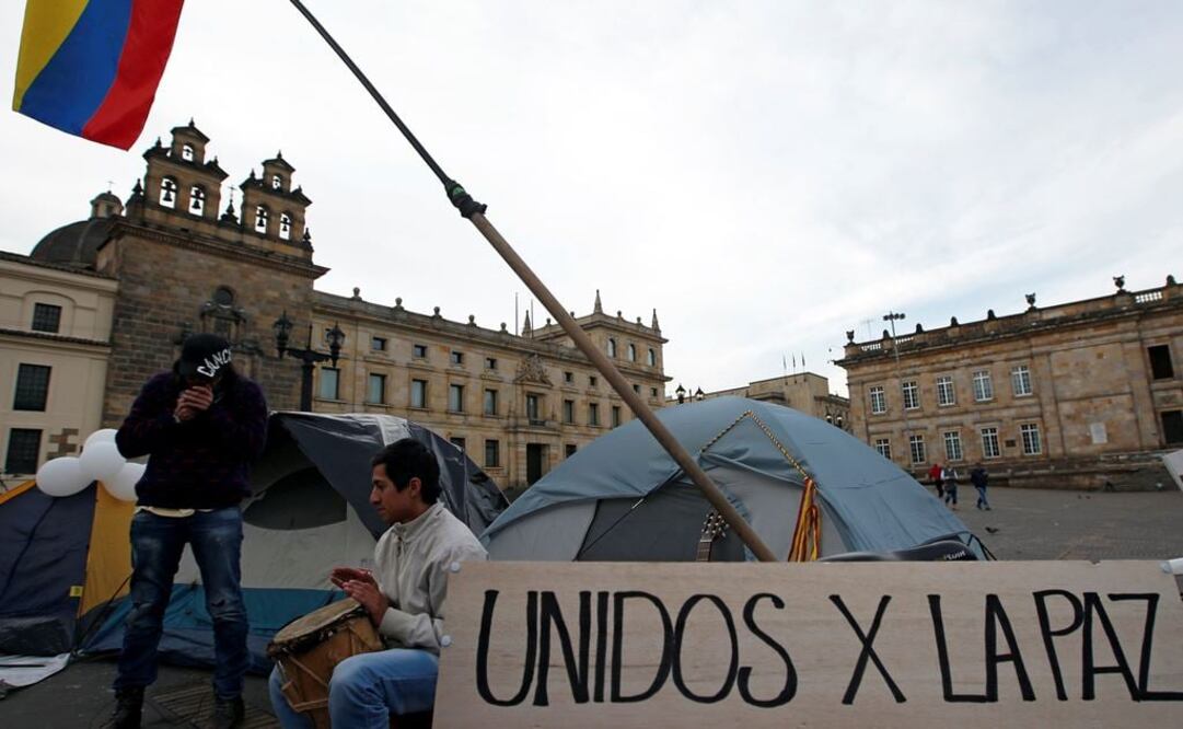 Uribe felicita a Santos por Nobel de Paz y espera cambios en acuerdo con FARC