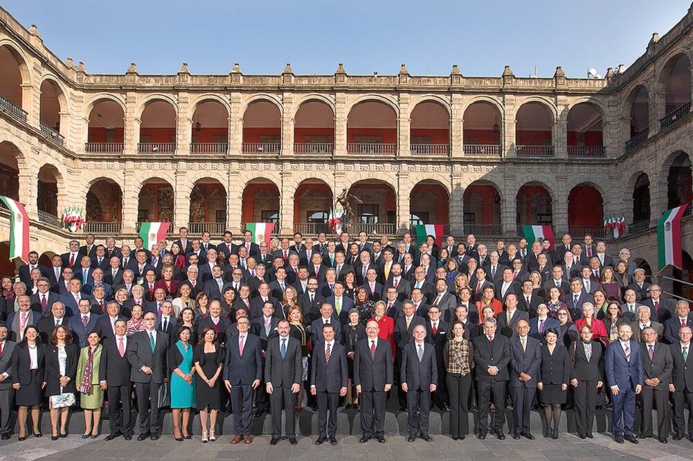 Enrique Peña Nieto, presidente de México, clausuró ayer los trabajos de la 29 reunión de Embajadores y Cónsules, en Palacio Nacional. (PRESIDENCIA)