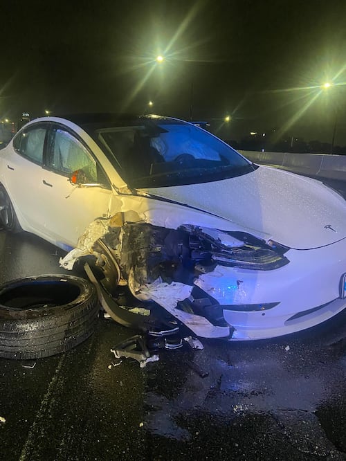 Tesla Model 3 con piloto automático se estrella contra patrulla atendiendo una emergencia