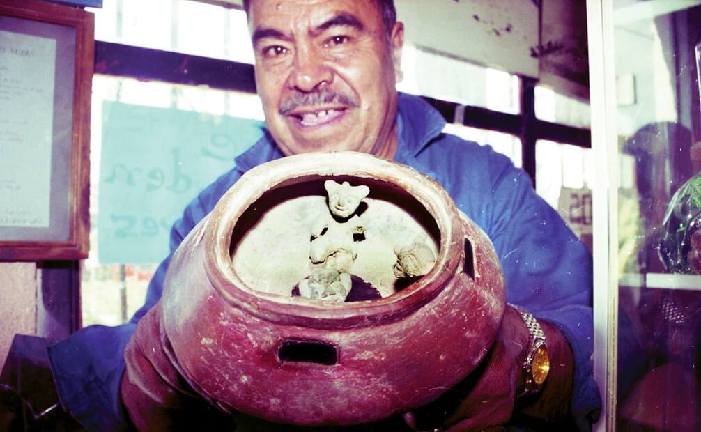 Luis Esteban Soriano, “El Tlaxquiche” o guardián de la montaña, muestra una vasija prehispánica que encontró en las faldas del Popocatépetl, que asemejaría una nave o vehículo ovalado con tres personas en su interior. Foto: Luis Manuel Acevedo/EL UNIVERSAL.