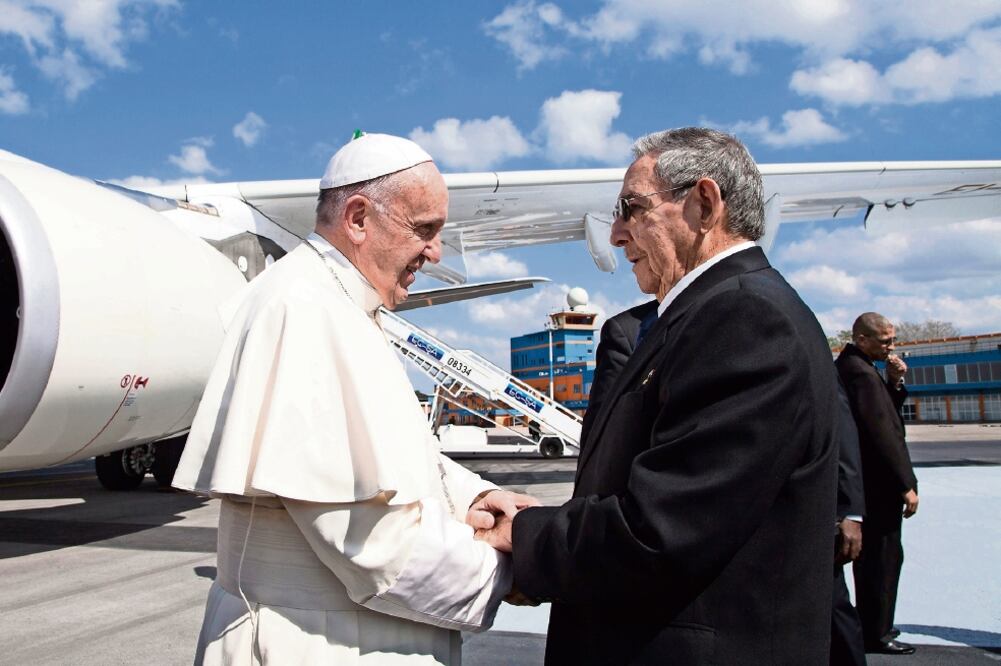 El papa Francisco, quien ayudó al deshielo con Estados Unidos, con Raúl Castro en el Aeropuerto Internacional José Martí, en febrero de este año (ARCHIVO. AP)