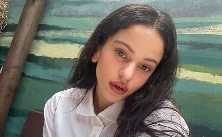 Rosalía tiene la falda de mezclilla más cool, rasgada y a las caderas