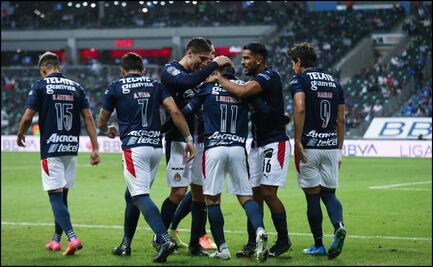 Chivas derrota a Rayados y se mete en la pelea por el repechaje