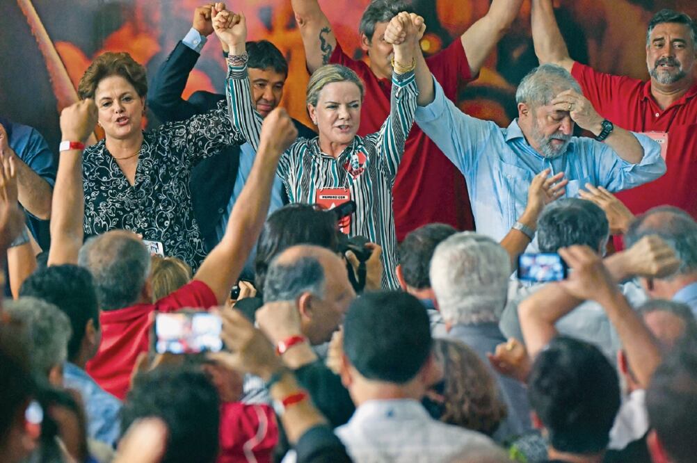 La ex presidenta brasileña Dilma Rousseff; la presidenta del PT, Gleisi Hoffmann, y el ex mandatario Lula da Silva, en un mitin ayer en Sao Paulo (NELSON ALMEIDA. AFP)