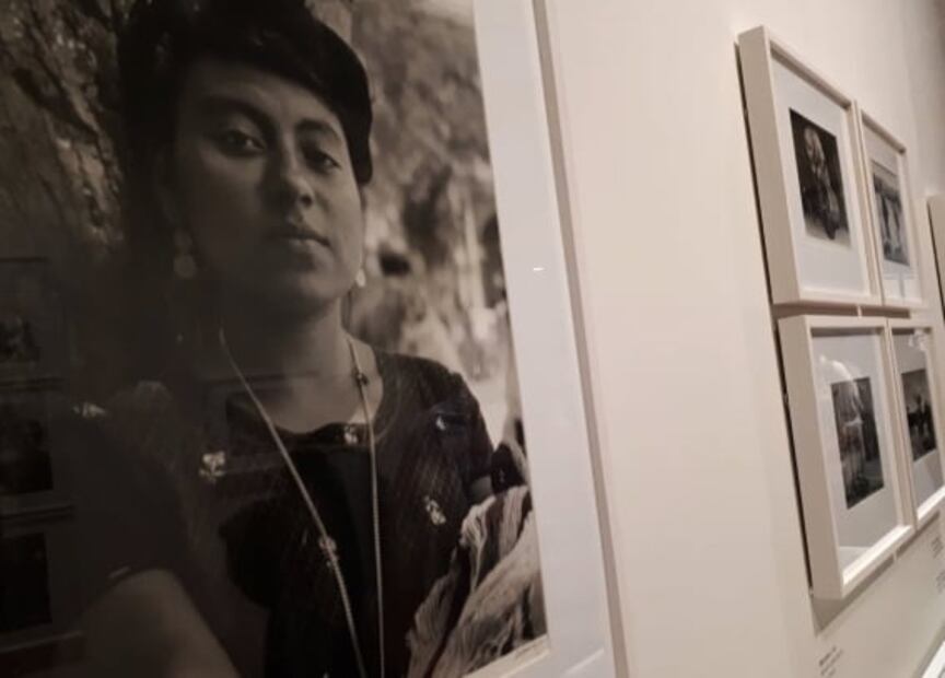 Rodrigo Moya, el fotógrafo humanista que presenta las metáforas de la periferia