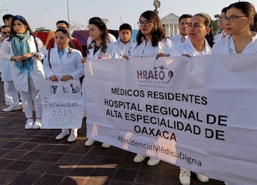 Médicos marchan para exigir garantías laborales e insumos en Oaxaca