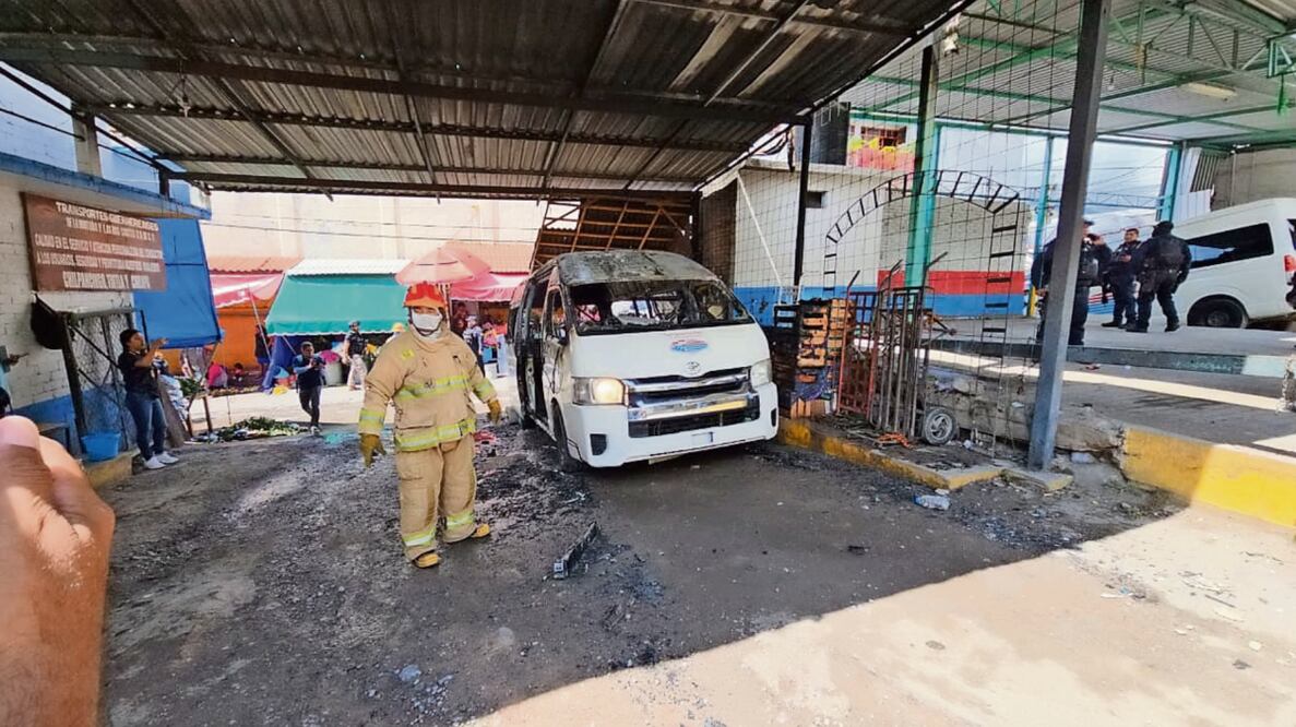 El chofer de la Urvan siniestrada relató que al llegar a la base uno de los pasajeros gritó una amenaza y roció gasolina dentro del vehículo, mientras todos bajaban. Foto: Anwar Delgado