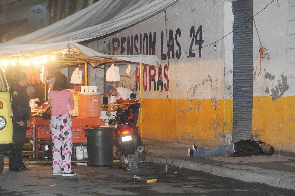 Un hombre fue acribillado mientras comía tacos en un puesto ubicado en la calle Artículo 123 casi esquina con la calle Bucareli (ARCHIVO EL UNIVERSAL)
