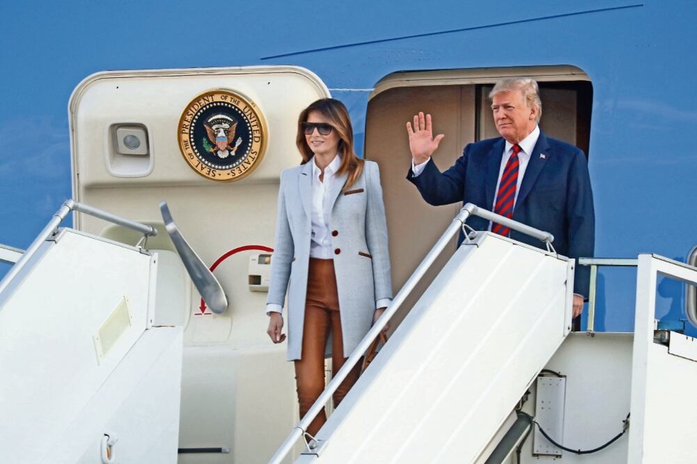La primera dama de EU, Melania Trump, y el presidente Donald Trump ayer, a su llegada al aeropuerto de Helsinki, en Finlandia. Foto: MAURI RATILAINEN. EFE