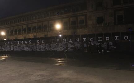 Escriben nombres de víctimas de feminicidio en “muro de paz” de Palacio Nacional