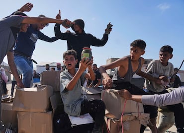 Estalla el caos durante distribución de alimentos en Gaza; ejército israelí dispara mientras multitudes de palestinos buscan recibir comida