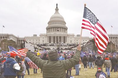 Trump “incendia” EU; no frena traspaso de poder