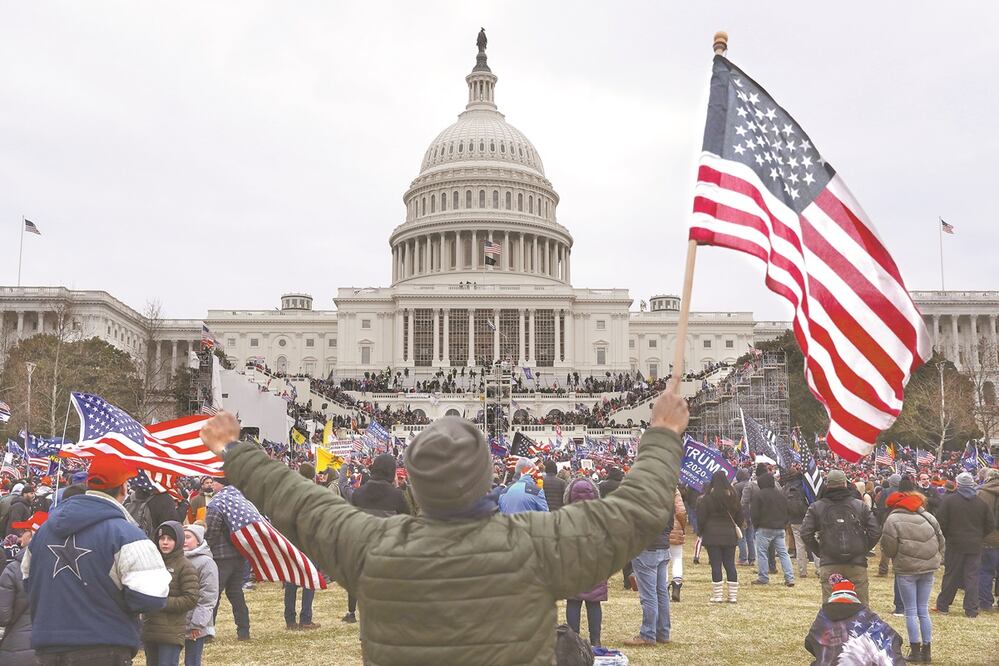 Fanáticos irrumpen en el Congreso durante la sesión para certificar triunfo demócrata; mueren cuatro. Foto: Michael Reynolds. EFE
