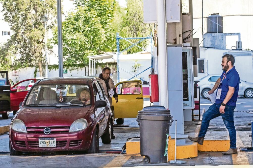 Los verificentros que obtuvieron los permisos en la pasada administración no cuentan con el aval de la Entidad Mexicana de Acreditación, lo que debería ser obligatorio, aseguró la mandataria capitalina (GERMÁN ESPINOSA. EL UNIVERSAL)