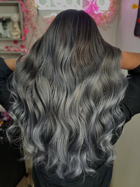 Gris ahumado y plata: cuando las canas se vuelven parte del look. Foto: Instagram @aura_escalantee